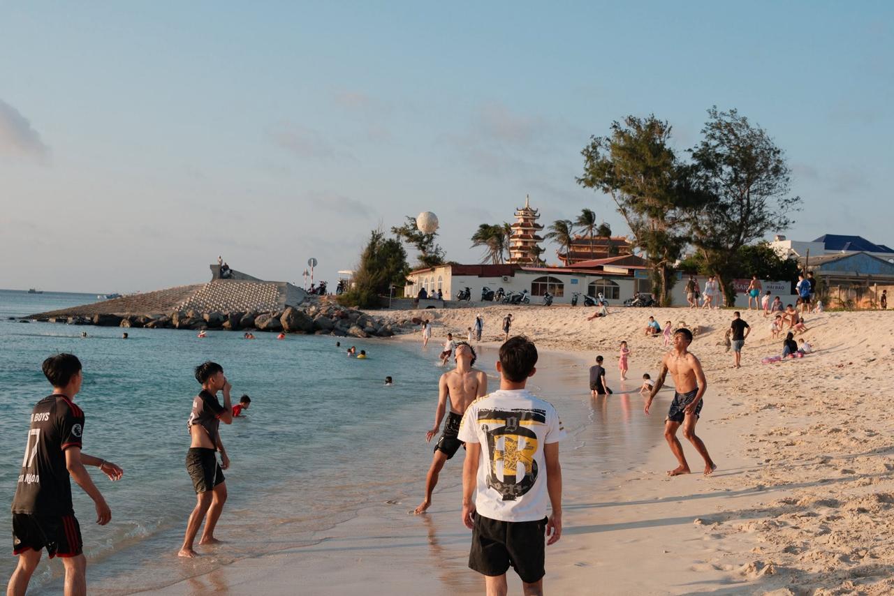 Bãi tắm Hải Đảo, xã Ngũ Phụng